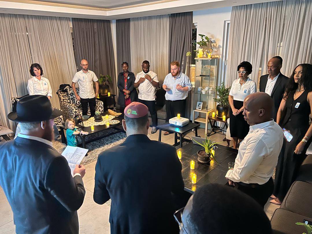 IsraelinRwanda's tweet photo. Last night, The Israeli community in Rwanda and friends gathered for Commemoration marking  the beginning of Israel's Memorial Day ( Yom Hazikaron).

We remember #Israel's fallen soldiers who sacrificed their lives for the country over the years and Victims of terror activities- we celebrate their bravery and honor their memory 

In the recent past with October 7th Massacres, many  lives of both soldiers and civilians have been lost, men, women and children.  
May their memory be a blessing 🕯️