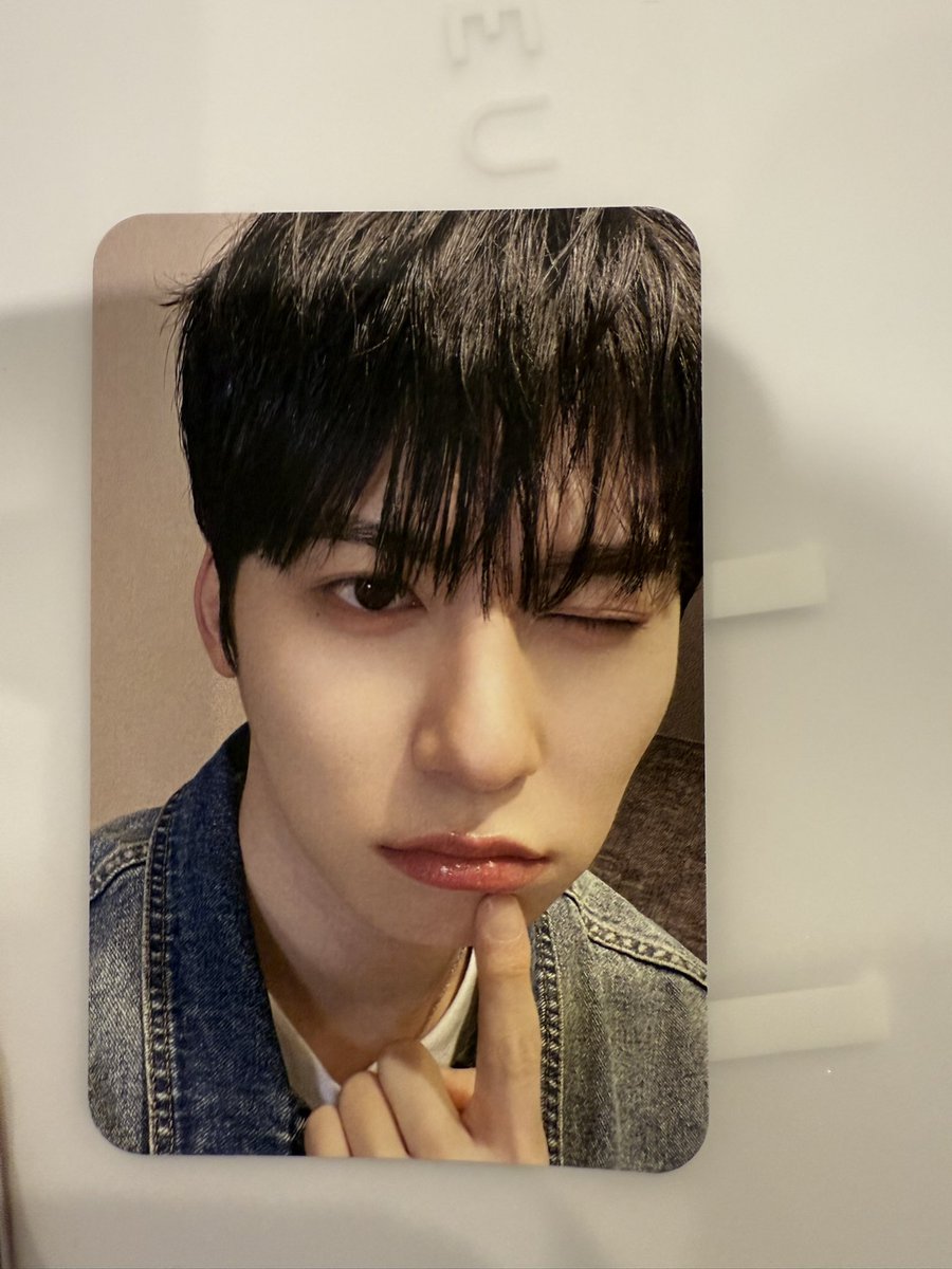 keonheebun's tweet photo. Today I asked Keonhee again if he could give me a wink and before he handed the pc to me he did a suspicious looking wink while holding the pc and then he said ‘It’s this pose!’ 

The timing was so wild to me😭 the wink in this pc omg.. he did it for me in going insane https://t.co/NGLugTdBlb