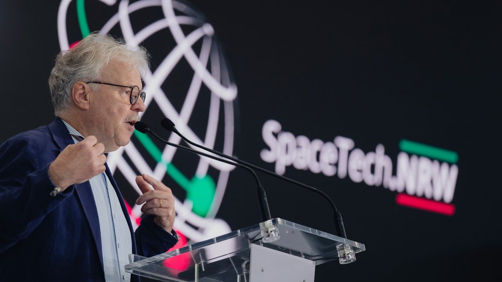 DLR_SpaceAgency's tweet image. Auch der deutsche Astronaut Reinhold Ewald, derzeit Präsident der Astronautenvereinigung ASE, war vor Ort. Am  Vortag, dem 29. April 2025, ist er von der Landesregierung als neuer  NRW-Raumfahrtbotschafter vorgestellt worden.
Foto: Credit DLR