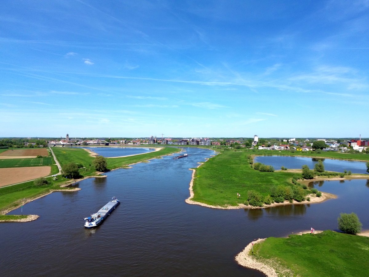 Flinke droogte in de IJssel bij Deventer  <a href="/BuienRadarNL/">Buienradar</a> <a href="/jordiweerman/">Jordi Huirne</a> <a href="/weermanrobert/">➡️ Robert de Vries</a> <a href="/mrmiddendorp/">Maurice Middendorp</a> <a href="/WilliamHuizinga/">William Huizinga</a> <a href="/marjondehond/">Marjon de Hond</a> <a href="/nicolienkroon/">nicolienkroon</a> <a href="/onwukaa/">Amara Onwuka</a>