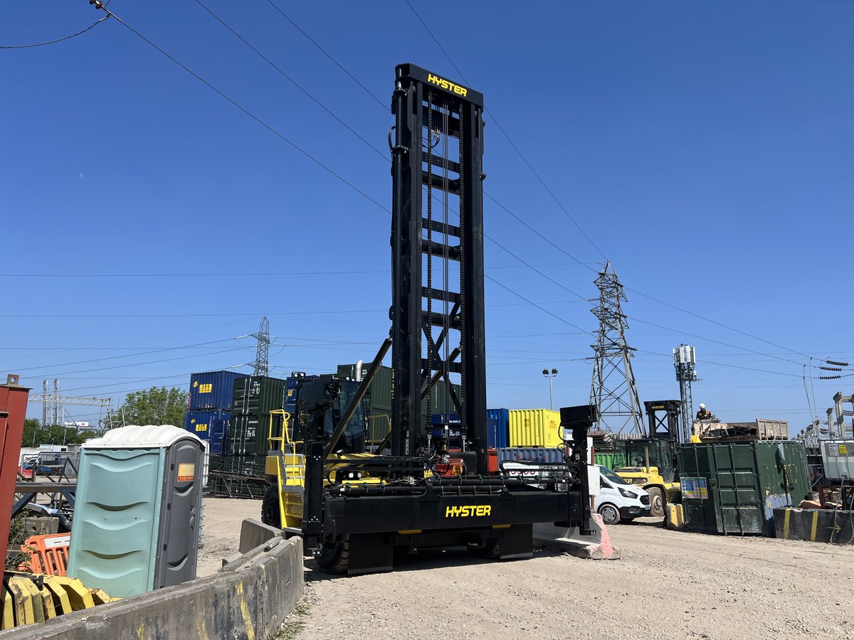 StorageonSiteUK's tweet photo. We’re thrilled to introduce the latest addition to our container yard - the mighty @HysterEurope 8 Tonne EC-6 Stacker!

As a family-run business, we’re always investing in the best equipment so we can deliver even better service to our customers.

#StorageOnSite #Containers https://t.co/kb4QNj22Tt