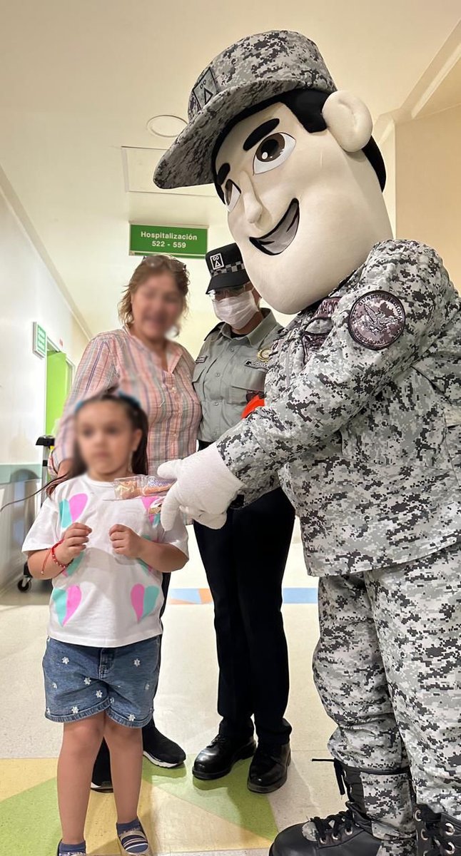 La #GuardiaNacional y personal del #EjércitoMexicano llevaron juguetes a niñas y niños, pacientes del Hospital Pediátrico de Culiacán, #Sinaloa, con quiénes además convivieron. Con estas acciones refrendamos nuestro compromiso de trabajar por un mejor país para la niñez mexicana.