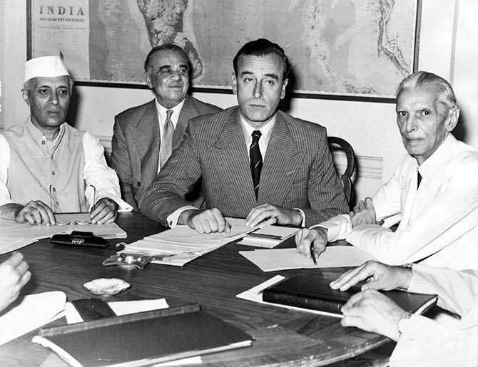 mr__dgn's tweet photo. PAKİSTAN ve HİNDİSTAN GERİLİMİNE DAİR

• Muhammed Ali Cinnah'ın stratejik körlüğü neticesinde din ekseninde bölünerek bir İslam yurdu olmaktan çıkarılan Hindistan 1947'den beri müslümanların zulüm gördüğü  Asya'daki İsrail'e dönüşmüş durumdadır.

• Zorunlu olmayan ama oldukça sorunlu/kanlı bir bölünmeyle bağımsızlığını ilan eden Hindistan 1947'den günümüze kadar İngilizlerin dolaylı sömürgesi olarak varlığını koruyabildi.

• Hindistan Jammu Kashmir'in #Pahalgam kentinde 22 Nisan'da vukû bulan ve 26 sivilin öldüğü Şaibeli ve Kontrollü bir Terör saldırısı ile elde ettiği işgal vizesiyle Pakistan'ı işgal etmek istiyor.

• Bir İndo-Aryan topluluklar ülkesi olan Hindistan için Indus Vadisi Hind Milletinin hayatla buluşarak yaratıldığı bir coğrafya olarak kabul görür.

• Hindistan'da ayrıca İndus Nehir Sistemine kaynak olan Keşmir (Azad Kashmir, Aksai Chin ve Jammu Kashmir) Hind medeniyetinin, Hind dili ve kültürünün doğduğu Kutsal Topraklar olarak kabul edilir.

• Eğer Hindistan bölünmemiş olsaydı bugün müslümanlar tarafından yönetilen bir İslam yurdu olacak, tarihin gördüğü en utanç verici nüfus mübadelesi yaşanmayacak, yaklaşık 20 milyon insan doğup büyüdüğü köyleri terk etmeyecek, 3 milyon insan bir hiç uğruna katledilmeyecek, yaklaşık 80 bin kadına göç yolunda tecavüz edilmeyecek, kıyamete kadar sürecek bir nefret oluşmayacak ve tüm farklılıkların bir arada yaşayabileceği bir esenlik yurduna dönüşecekti Hindistan.

• Burma, Bengal, Pakistan, Nepal ve Keşmir'de yaklaşık 800 Milyon Müslüman açlık, yoksulluk ve ilkel şartlar altında yaşamakta ve bu müslüman nüfus yozlaşmış, zayıf ve diktatöryal rejimler tarafından yönetilmektedir.

• 1971 II. Hindistan Pakistan savaşı hariç hiçbir başarı hikâyesi yazılamayan geçmişte denenmiş geleneksel savaş yöntemlerinin dışında yeni bir işgal doktrini hazırlayan Hindistan İsrail'i ve Modi Netanyahu'yu taklit ederek kendisinin ve belki de ülkesinin sonunu hazırlayacak bir yöntem uygulamaya hazırlanıyor.

• İsrail ve ABD'nin kırgırtması ve  yarattığı çatışma zemini 1947'den sonra Hindistan'ı yeniden bölünmenin ve belki de devlet olarak tarihten silinmenin eşiğine getirmiş gibi görünüyor. Bir ulus inşâ etme başarısı sağlayamayan Hindistan içerideki 310 müslümanı duygusal aidiyet ekseninde kaybetmiş durumdadır.