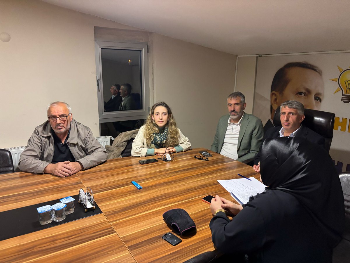 Başiskele Ak Parti İlçe binamızda Vezirçiftliği Mahalle muhtarlarımızla bir araya gelerek istişare  ve değerlendirme toplantısı gerçekleştirildi.
Toplantının hayırlara vesile olmasını temenni ediyoruz.
<a href="/yyaseminozdemir/">Yasemin Özdemir 🇹🇷🇹🇷🇹🇷</a> 
<a href="/Nesrinibr/">Nsrnıbrhmoglu</a>