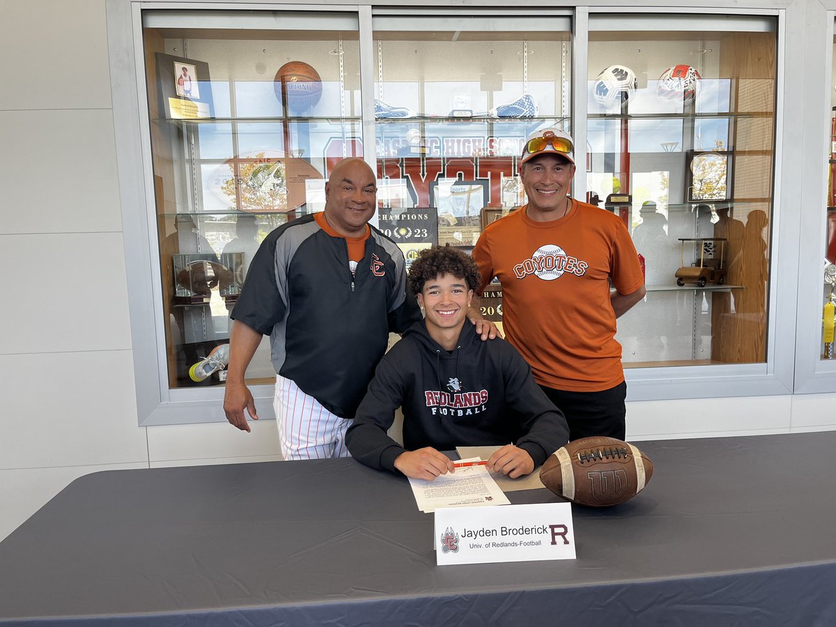 jay_broderick3's tweet photo. Signing day!! Thank you to all the coaches, family, and friends that came to support!! Beyond excited for my future!!
@UR_CoachGood @CoachAcciani @SShakir42 https://t.co/0dkq0yqcpo