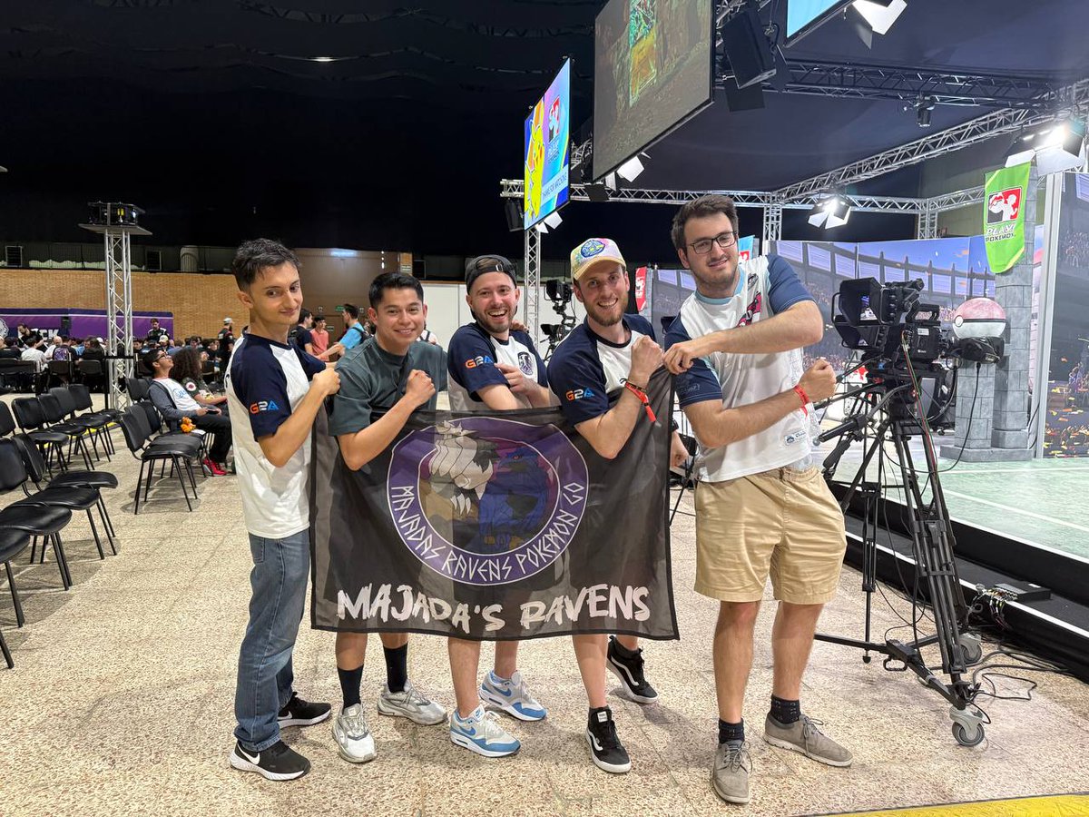 Sevilla recap: Aún no me creo este finde, 2 años en el competitivo esforzándome día tras día, entrenando con amigos y rivales, y llegó el tan peleado top8, y no solo 8, llegó el TOP4 con su medalla. Compartiendo la alegría de hacer día 2 con otros 4 compañeros de equipo. (1/3)