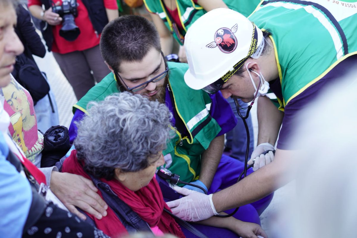 La policía de Bullrich y Milei golpea a Nancy, jubilada que se moviliza todos los miércoles. La Posta de salud y cuidados siempre presente atendiendo a los jubilados. Basta de represión.
