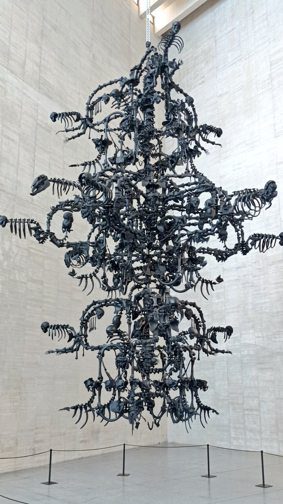 "Son muchas las fronteras que hay que desmantelar, pero las más importantes son las de nuestros corazones y nuestras mentes: esas son las fronteras que separan a la humanidad de sí misma" 
AI WEIWEI (<a href="/aiww/">艾未未  Ai Weiwei</a>) The Guardian 2018 <a href="/musacmuseo/">MUSAC</a> #leonesp