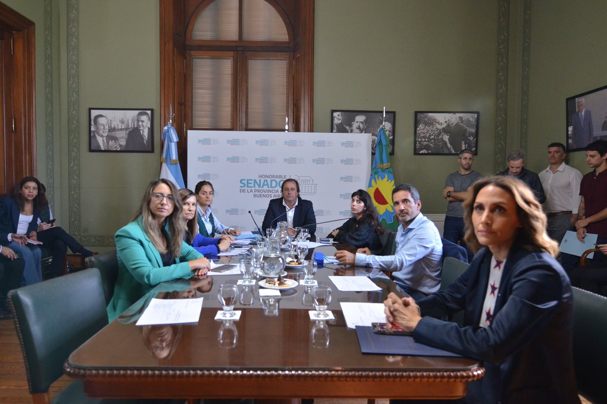 morandolucas's tweet image. DEFINITIVAMENTE NO LA VEN.
Se acaba de aprobar en una comisión del Senado bonaerense la posibilidad de que legisladores concejales y consejeros escolares tengan reelecciones indefinidas. Pasa al recinto el debate.
Es la antesala a la de intendentes.
Totalmente desconectados de…