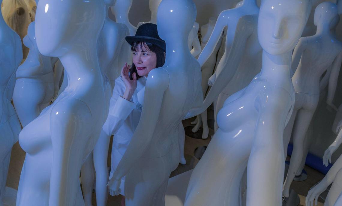 Wendy Guerra se libera del ‘encierro insular’ en una novela viajera, ‘La costurera de Chanel’. La novela se presenta este sábado 3 de mayo en Books &amp; Books de Coral Gables.
elnuevoherald.com/vivir-mejor/ar… #Miami #libros <a href="/WendyGuerraT/">Wendy Guerra Torres</a>