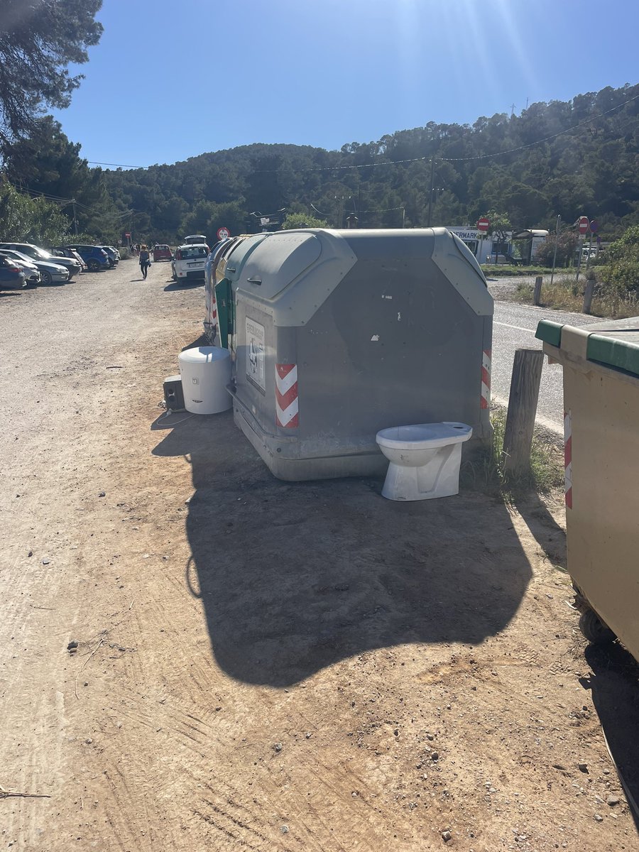 GipsyClark's tweet photo. @goib el agente de parques de ibiza ,ses salines, se pasa tomando café y acosando a los vehículos vivienda que están aparcados en zona privadas o zonas permitidas para vehículos bajo amenazas inexistente, mientras tanto ,nunca dice ni hace nada por el parque natural realmente ! https://t.co/S9Joi0OxCo