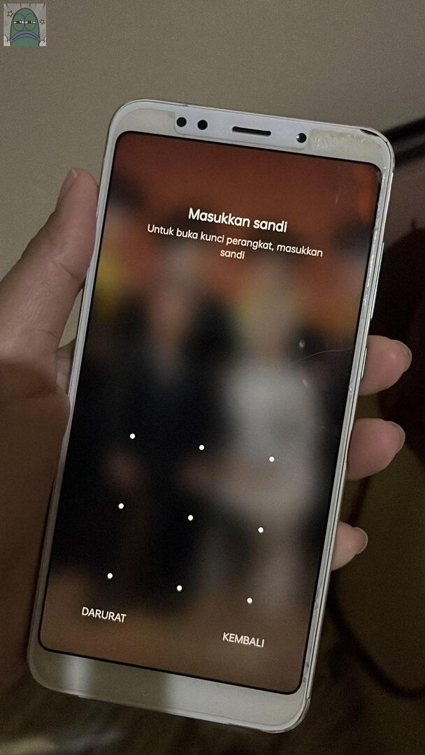 tanyarlfes's tweet photo. Ayah sender meninggal dan meninggalkan hp dg kode berpola, sekeluarga ga ada yg tau kodenya. Karena anak2nya tinggal diluar kota semua jd ga pernah tanya atau otak atik 😢 Sedangkan kami membutuhkan datanya karena Ayah sender wirausaha jadi banyak yg harus dikabari  💚 https://t.co/q13eAwxBKX