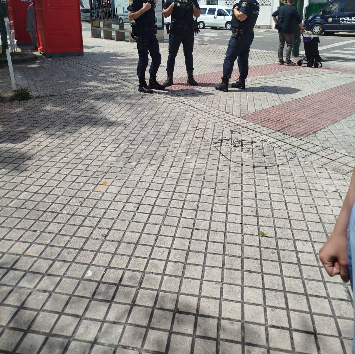 GedarLangileKZ's tweet photo. Iruñeko Udalaren debekuen gainetik, aurrera doaz Txozna Gorriak

Jaigunearen debekuari eusten dio EH Bilduren udalak, baina Txozna Gorriak muntatu ditu jende andanak

 🔗 https://t.co/2CtIQtiX39 https://t.co/P7rBZSdbs9