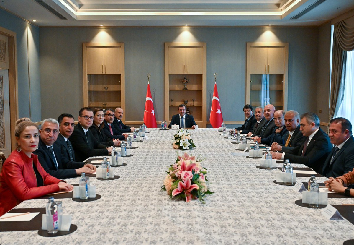 Erciş’in Yatırım Potansiyeli Cumhurbaşkanlığı Külliyesi’nde Gündeme Geldi;
<a href="/karaloglu_murat/">Murat KARALOĞLU</a> 
<a href="/Muratizgi65/">Murat İZGİ</a> 
#erciş 

Ayrıntıları İçin⤵️

ercis.gov.tr/ercisin-yatiri…