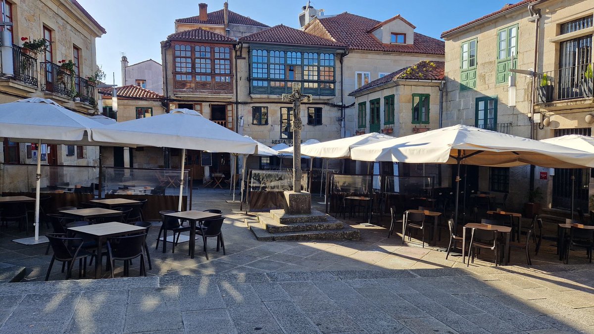 PONTEVEDRA

1) Peonalizar para quitar coches
2) Encher de toldos as prazas
3) A paisaxe histórica desaparece