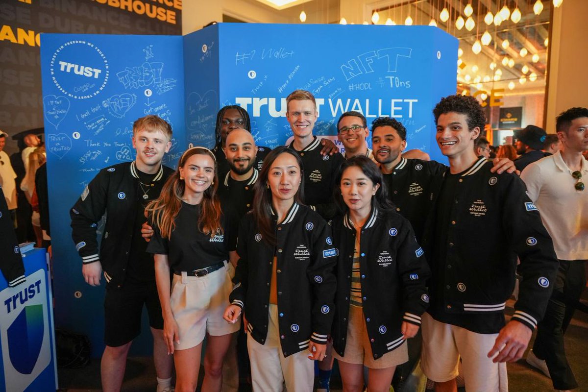 Day 1 at @Token2049 was a movie

- Kicked off with IRL Trust Talks feat. <a href="/cz_binance/">CZ 🔶 BNB</a> &amp; <a href="/justinsuntron/">H.E. Justin Sun 👨‍🚀 (Astronaut Version)</a>
- 1k+ of you pulled up to the mural — wild
- Took over the clubhouse. Gave away merch. Even CZ copped👀

Running it back tomorrow, then shutting down Terra Solis with <a href="/RaveDAO/">RaveDAO</a>🔥