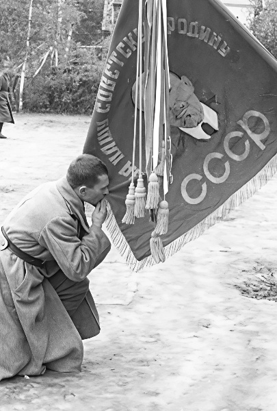 80 лет назад, 30 апреля 1945 года, было водружено Знамя Победы над рейхстагом. Все об этом факте с гордостью вспоминают.

Только вот не забыть бы ЧТО и КОГО несли в своих сердцах и на своих знамёнах наши предки.