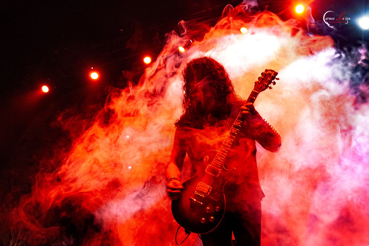 Cuando las circunstancias del concierto te pone a prueba una y otra vez. Plena improvisación.  
Ese <a href="/FrankRockyOz/">Frank RockyHorror</a>  on fire. 🔥