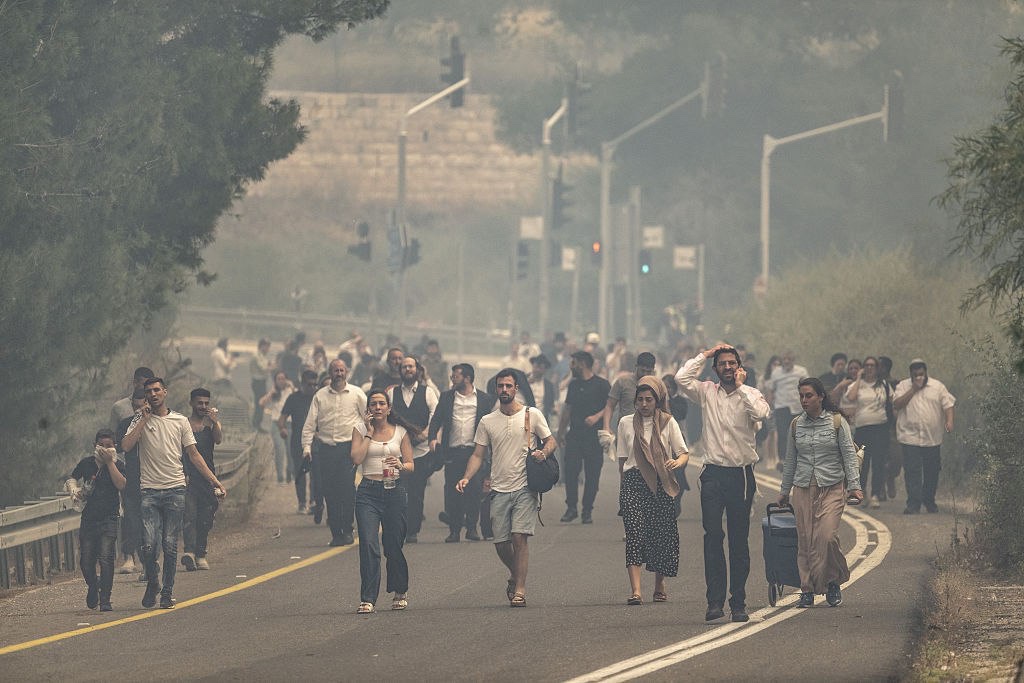 "وَيَشْفِ صُدُورَ قَوْمٍ مُّؤْمِنِينَ" [التوبة : 14] ❄️

#نزوح-المستوطنين-جراء-حرائق-القدس
خذوا متعلقاتكم الشخصية فقط وممنوع أكثر من شنطة
#حرائق_القدس
#حرائق_اسرائيل
#apagon