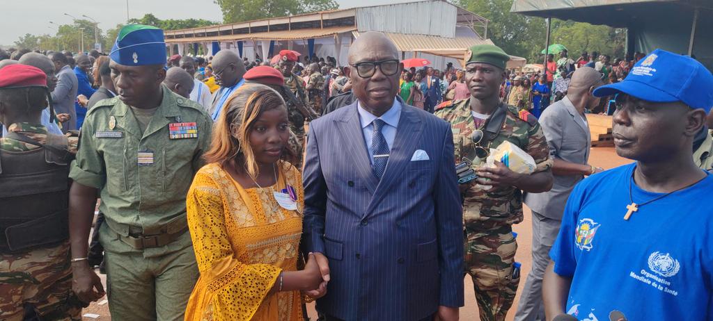 Nombreux sont les travailleurs centrafricains qui ont reçu des mains du Premier Ministre Félix MOLOUA et des membres du gouvernement la médaille de travail. Un encouragement pour ces infatigables qui sont au four et au moulin pour remettre la RCA sur la voie du développement