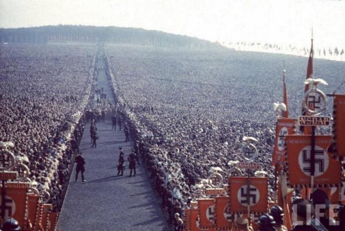 Adolf Hitler'in 1937 yılında düzenlediği miting.

Tarih boyunca hiçbir mitingde bu kadar çok insan bir araya gelmedi.

Bu mitinge katılan herkes sadece 8 yıl sonra 1945'te, Hitler'in fikirlerini hiçbir zaman desteklemediklerini söylediler.