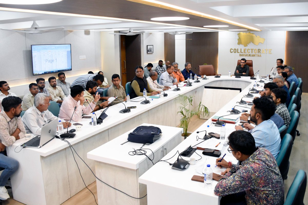 CollectorBK's tweet photo. કલેકટરશ્રી બનાસકાંઠાના અધ્યક્ષસ્થાને જિલ્લાના ધારાસભ્યશ્રીઓ તથા અધિકારીશ્રીઓ ની ઉપસ્થિતિમાં સુજલામ સુફલામ જળ અભિયાન અંતર્ગત બેઠક યોજી માર્ગદર્શક સૂચનો કરવામા આવ્યા. #SSJA @CMOGuj @infobanaskantha @revenuegujarat https://t.co/8vpVizoBfl