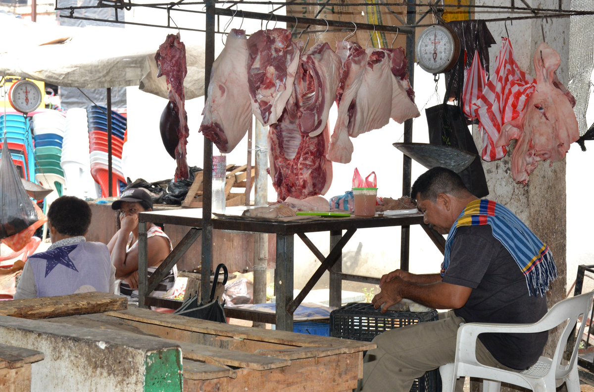CGR_Colombia's tweet photo. #OjoEnLasRegiones | El Vicecontralor, Carlos Mario Zuluaga, llama a mesas de trabajo para destrabar el funcionamiento de la plaza de mercado de Luruaco, Atlántico, que se encuentra parada tras la inversión de $1.332 millones en regalías. 💰
La infraestructura carece de agua🚱, sistema de basuras🚯 y condiciones mínimas para operar. 
🚨Se hace urgente coordinar con la @DNP_Colombia y @AlcaldiaLuruaco  para evitar que esta obra termine siendo un elefante blanco. 🐘