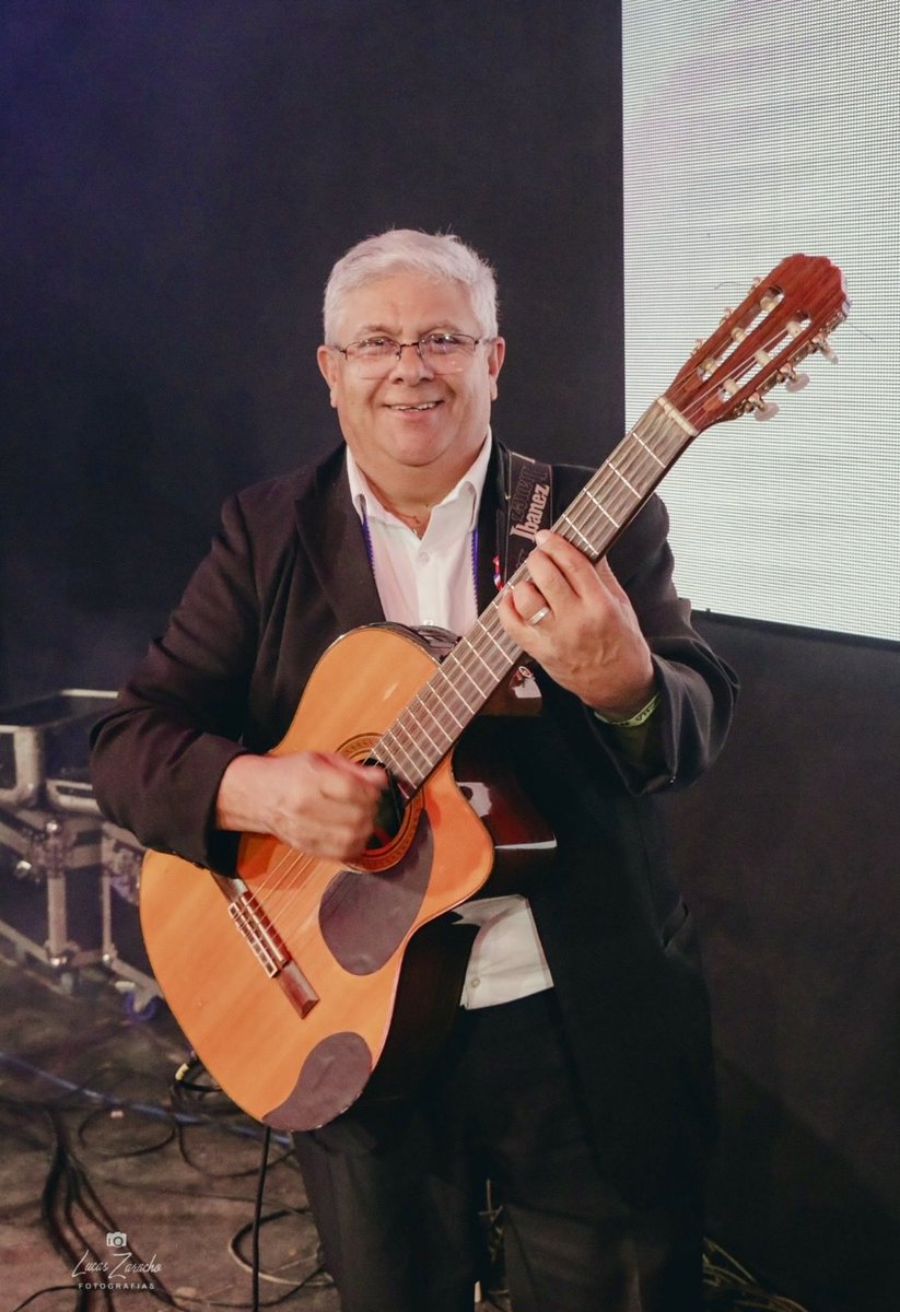 ¡Feliz Día, querido maestro y director Roberto Gaona! 🙌🏻🎶

Hoy celebramos no solo a un gran músico, sino a un verdadero formador de almas. Gracias por enseñarnos con paciencia, guiarnos con amor y envolver cada paso con la magia de la música.
¡Te amamos muchísimo! ❤️