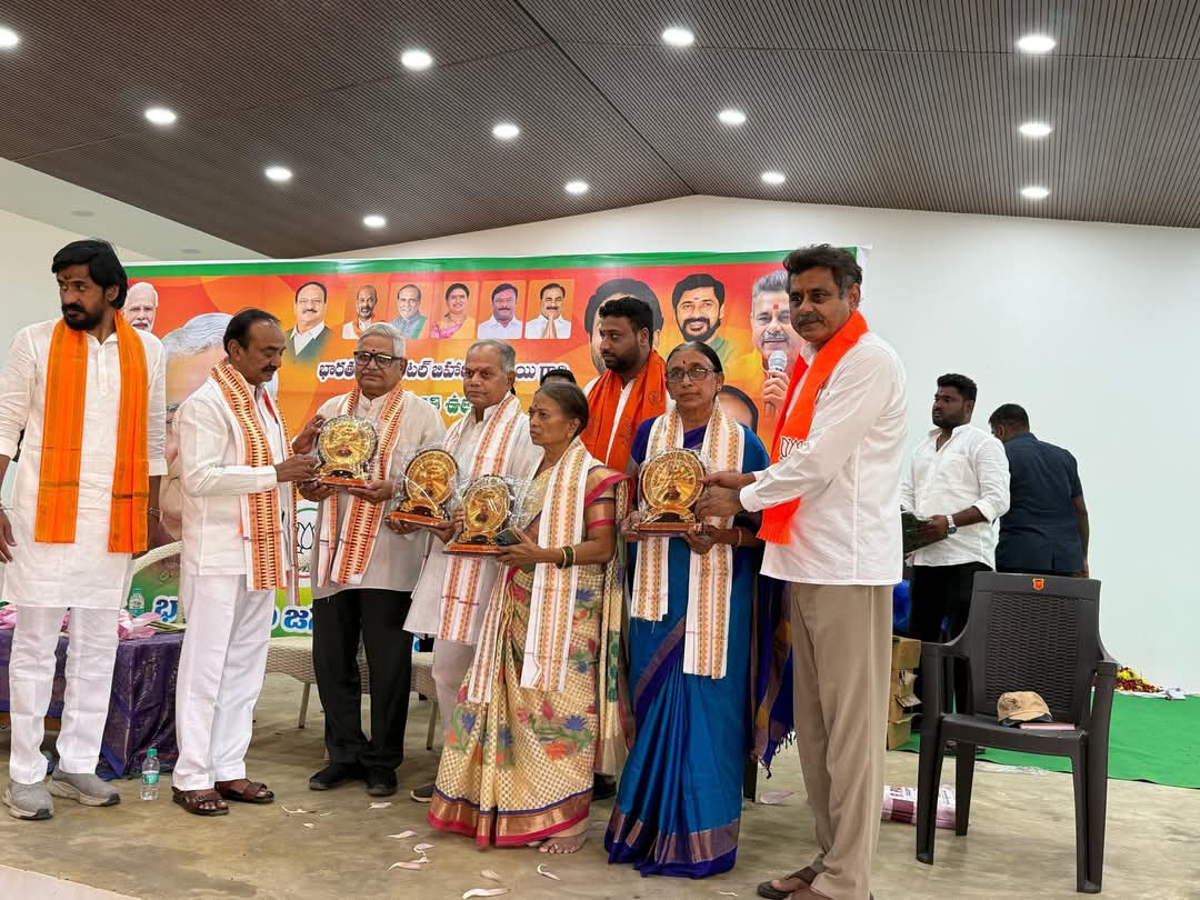 mahendersevalla's tweet image. #RangaReddy #District_Rural
 శ్రీ అటల్ బీహారీ వాజపేయి గారి శత జయంతి ఉత్సవాల సందర్భంగా జిల్లా అధ్యక్షుడు రాజ్ భూపాల్ గౌడ్ గారి అధ్యక్షతన జరిగిన విరాసత్ సమ్మేళనంలో పార్లమెంట్ సభ్యులు @Eatala_Rajender అన్న గారు, @KVishReddy అన్న గారితో కలిసి పాల్గొన్నడం జరిగింది
@BJP4Telangana