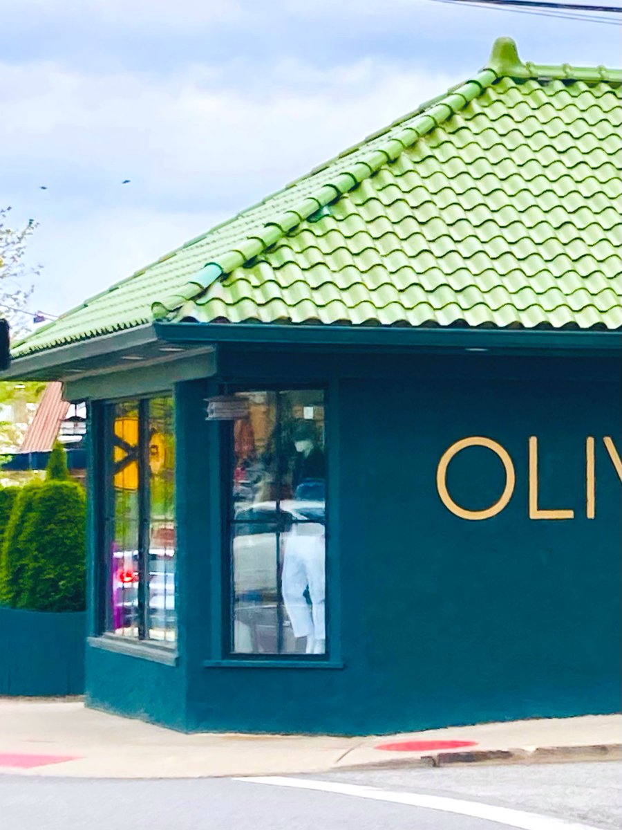 LiRuan_nyc's tweet photo. Something green

#green #frame #window #color #windows #trees #windowframe #design #flower #bouquets #roof #tiles #terracotta #glass #artistic https://t.co/yi7E3o19eF