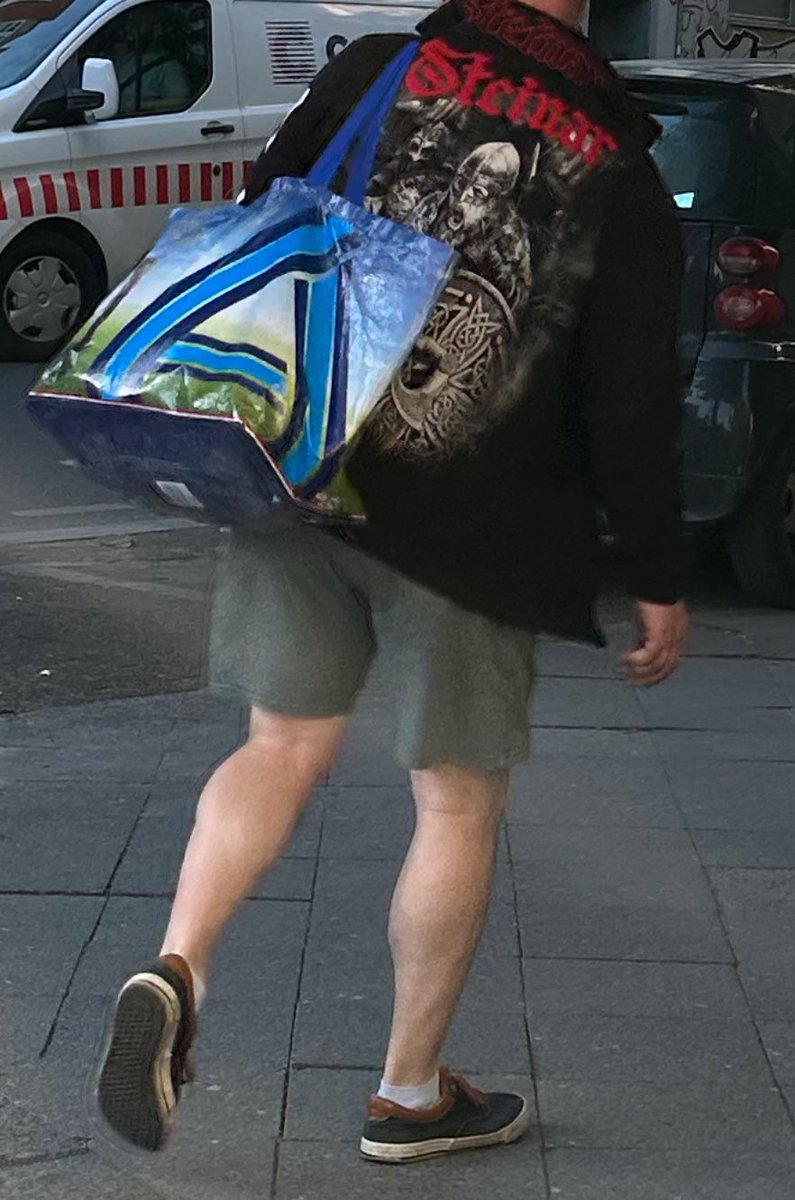 Gewagtes Outfit im Umfeld der Walpurgisnachtsdemo in #Berlin #Moabit. #b3004