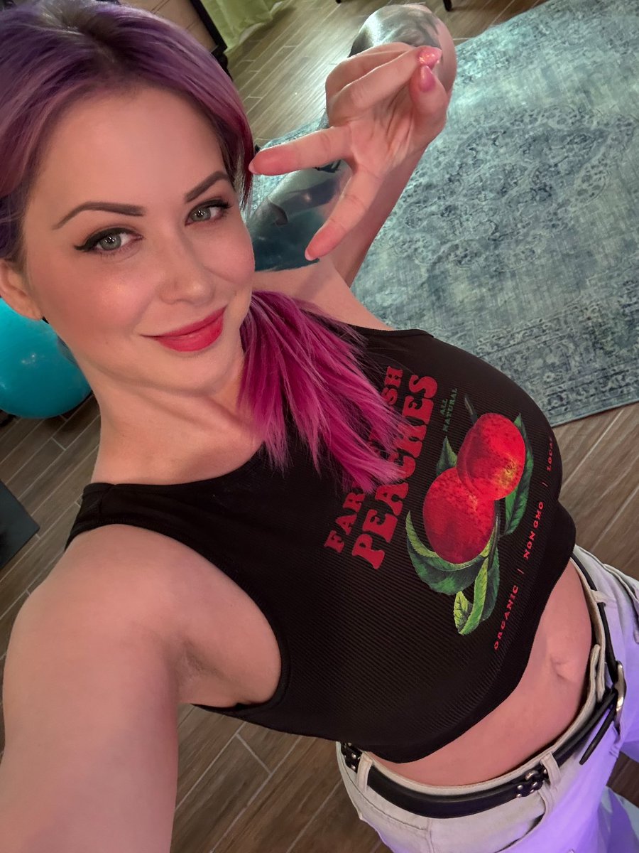 Happy hump day!! Cum chat w me!! Onlyfans.com/emiaddisonx