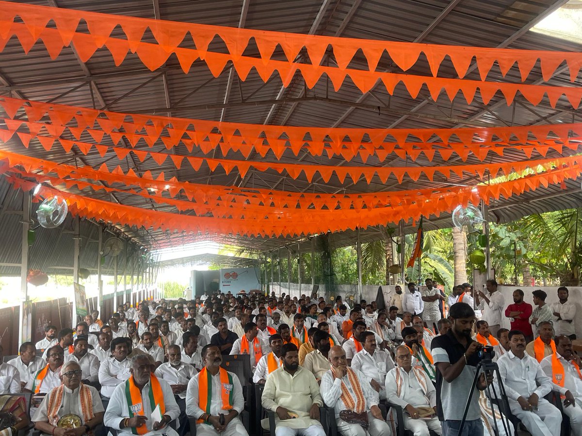 mahendersevalla's tweet image. #RangaReddy #District_Rural
 శ్రీ అటల్ బీహారీ వాజపేయి గారి శత జయంతి ఉత్సవాల సందర్భంగా జిల్లా అధ్యక్షుడు రాజ్ భూపాల్ గౌడ్ గారి అధ్యక్షతన జరిగిన విరాసత్ సమ్మేళనంలో పార్లమెంట్ సభ్యులు @Eatala_Rajender అన్న గారు, @KVishReddy అన్న గారితో కలిసి పాల్గొన్నడం జరిగింది
@BJP4Telangana