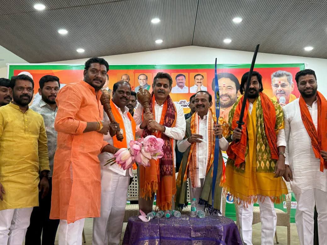 mahendersevalla's tweet image. #RangaReddy #District_Rural
 శ్రీ అటల్ బీహారీ వాజపేయి గారి శత జయంతి ఉత్సవాల సందర్భంగా జిల్లా అధ్యక్షుడు రాజ్ భూపాల్ గౌడ్ గారి అధ్యక్షతన జరిగిన విరాసత్ సమ్మేళనంలో పార్లమెంట్ సభ్యులు @Eatala_Rajender అన్న గారు, @KVishReddy అన్న గారితో కలిసి పాల్గొన్నడం జరిగింది
@BJP4Telangana