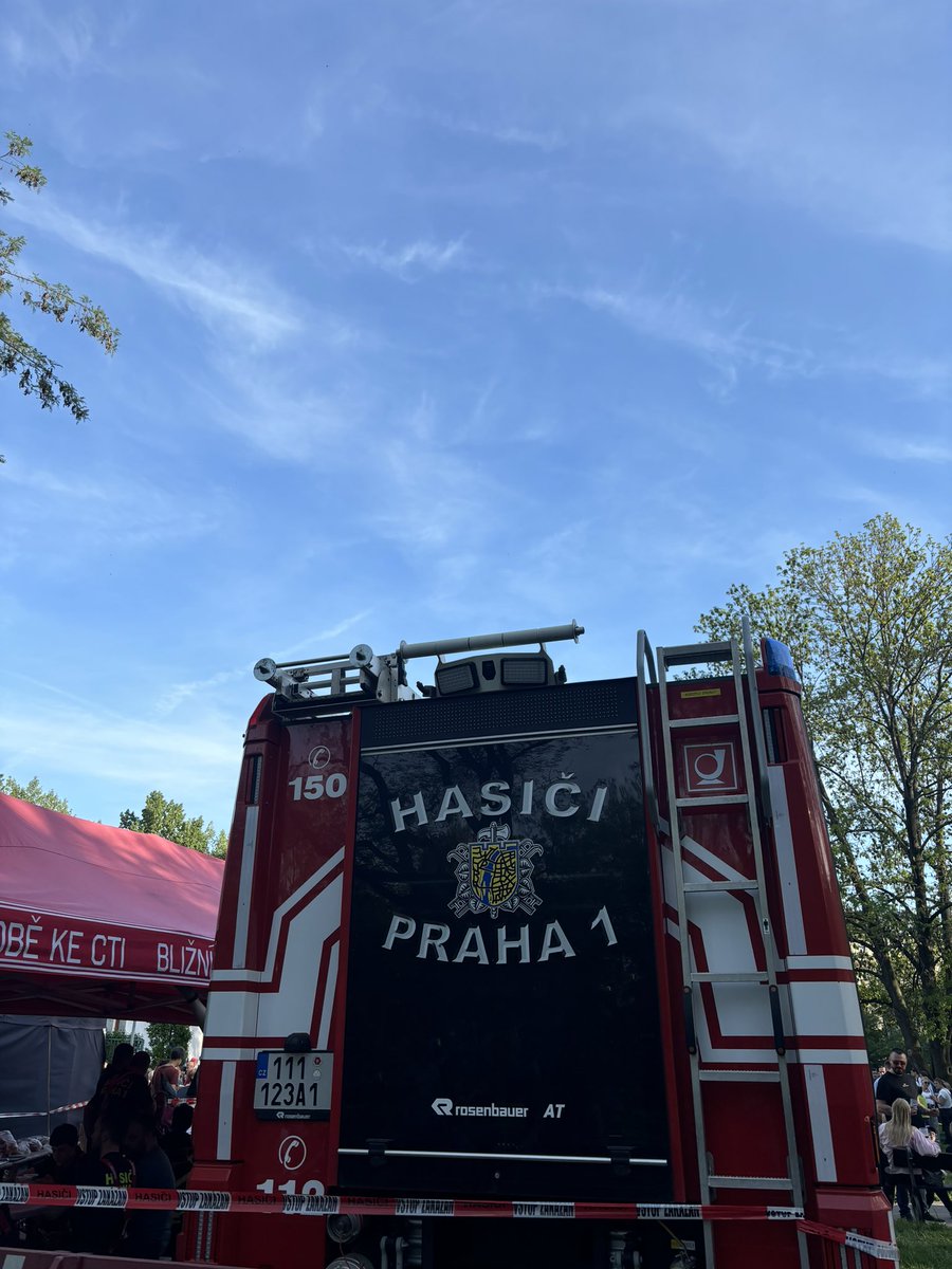 JablkoRinGo's tweet image. チェコ🇨🇿プラハ

4月最後の夜は魔女の火炙り(Pálení čarodějnic)

魔女の人形を焼く習慣らしく、消防車もきています

#チェコへ行こう