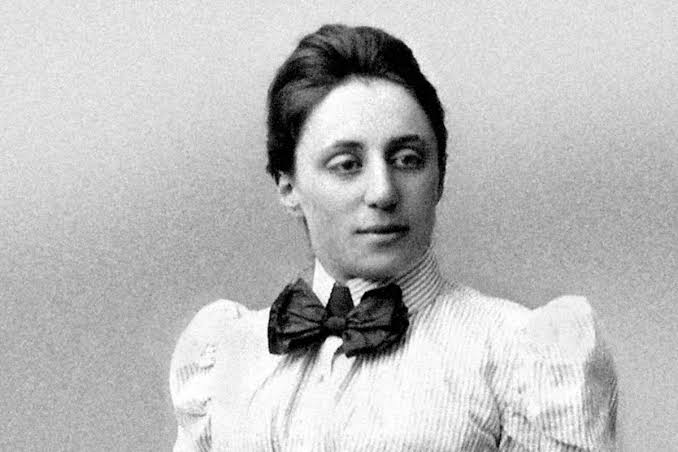 V_Mazzotta's tweet image. #Noether the greatest theoretical physicist of symmetry.
A Jew who was banned from education by the University; but she actively collaborated and was denounced by one of her students to the Nazis.
She was the one who corrected Einstein to Hilbert and made him understand
