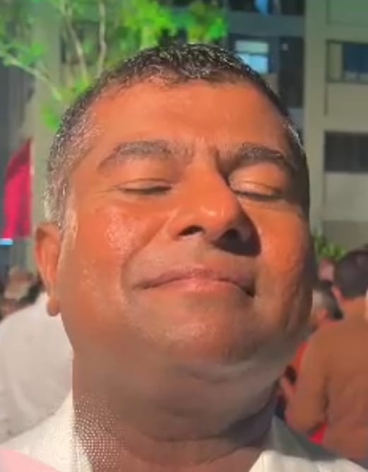 އޯގަޒަމް... އޯގަޒަމް...
އެންމެނަށް ހިތް އުފާކޮށްދޭ...

ރާގު: އޯވަޒަން
ބަލި: އިޝްގީބަލި