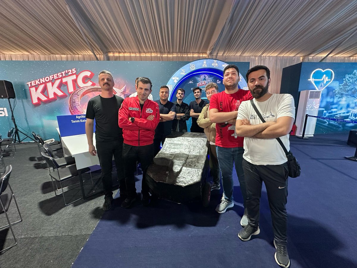 1-4 Mayıs tarihlerinde gerçekleştirilecek Teknofest Kıbrıs'ta ayağımızın tozuyla Araştırma Proje Yarışması Tarım Kategorisi standımızda gençlerin abisi Selçuk Bayraktar ile bu güzel anı ölümsüzleştirdik.😎🚀