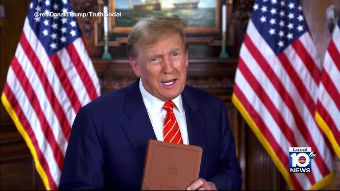 ChaosPolicy's tweet image. TRUMP SAYS THE BIBLE IS HIS FAVORITE BOOK BUT ….. 🎥 Watch Full Video: chaospolicy.com/trump-says-the… #caughtoncamera