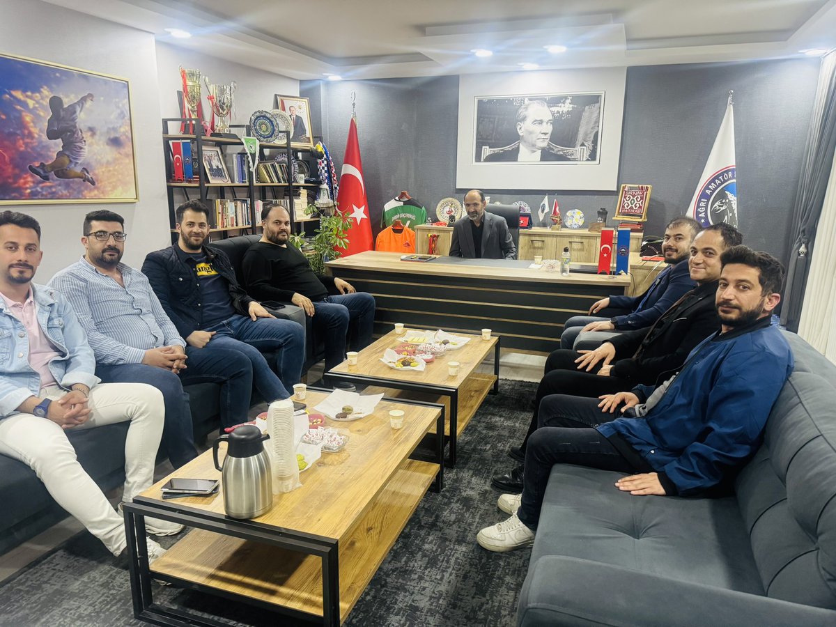 agri_aket's tweet photo. Başkanımız ve Yönetim Kurulu Üyelerimiz,Amatör Spor Kulüpleri Federasyonu Başkanı Seçilen Celal Bulut’a hayırlı olsun ziyaretinde bulundular. İlimizin Sporu  ve Gençliği adına yapılacak her çalışmada paydaş olacağımızı belirtir,kendilerine başarılar dileriz.. https://t.co/Uy09Loklzy
