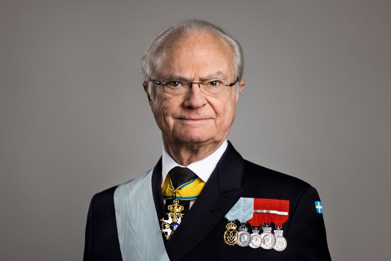 ¡Hoy es un día de celebración Real en Suecia! 👑🇸🇪 El 30 de abril de 1946 nació Su Majestad Carlos XVI Gustavo. Con tan solo 27 años, ascendió al trono el 15 de septiembre de 1973, tras el fallecimiento de su abuelo, el rey Gustavo VI Adolfo. ¡Feliz cumpleaños, Rey!🎉