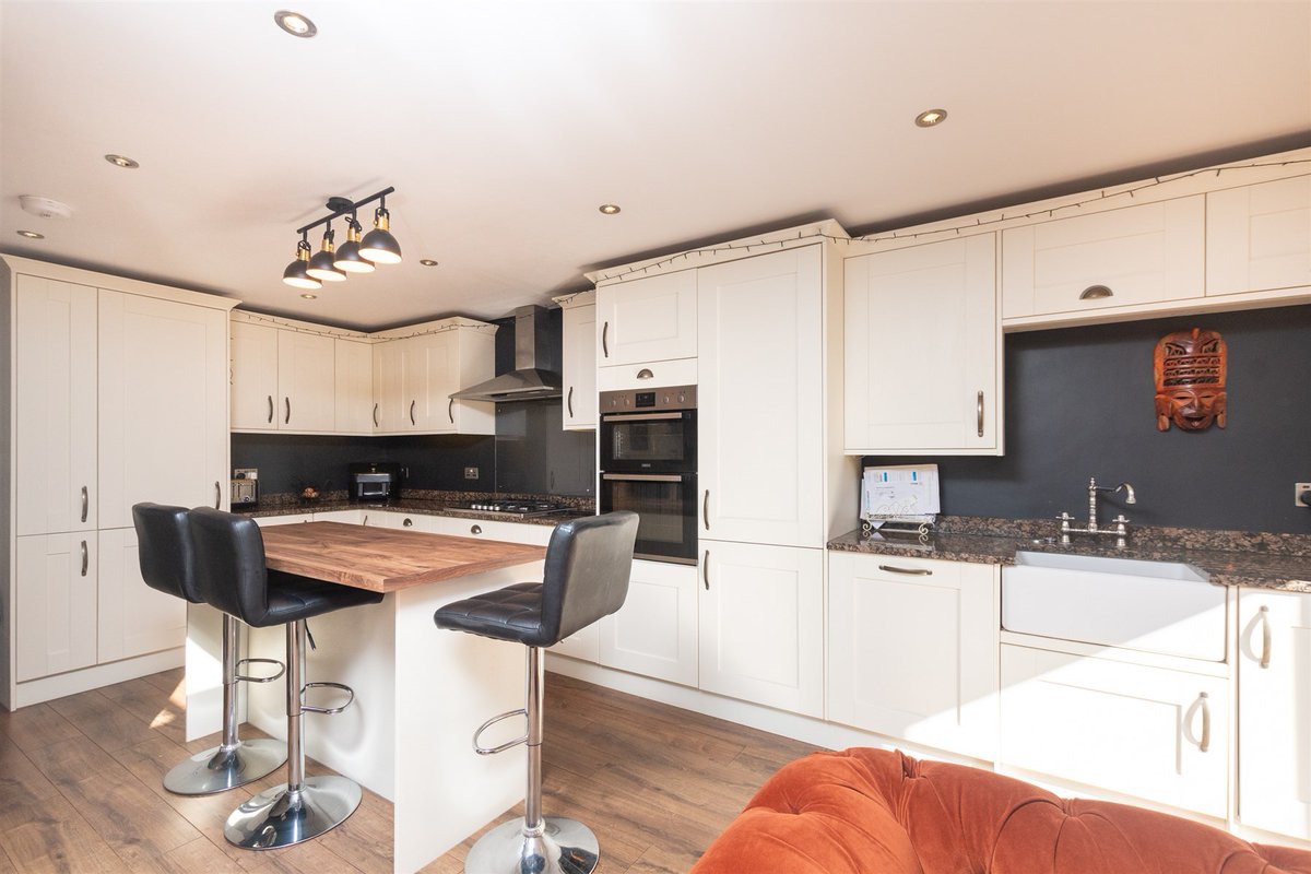 🏡 4 Bedrooms | Upchurch, Kent

This extended detached house is nestled on the outskirts of a picturesque village, offering the ideal blend of modern living and countryside charm. 

Find out more and book your viewing:
👉 wardsofkent.co.uk/property-for-s…