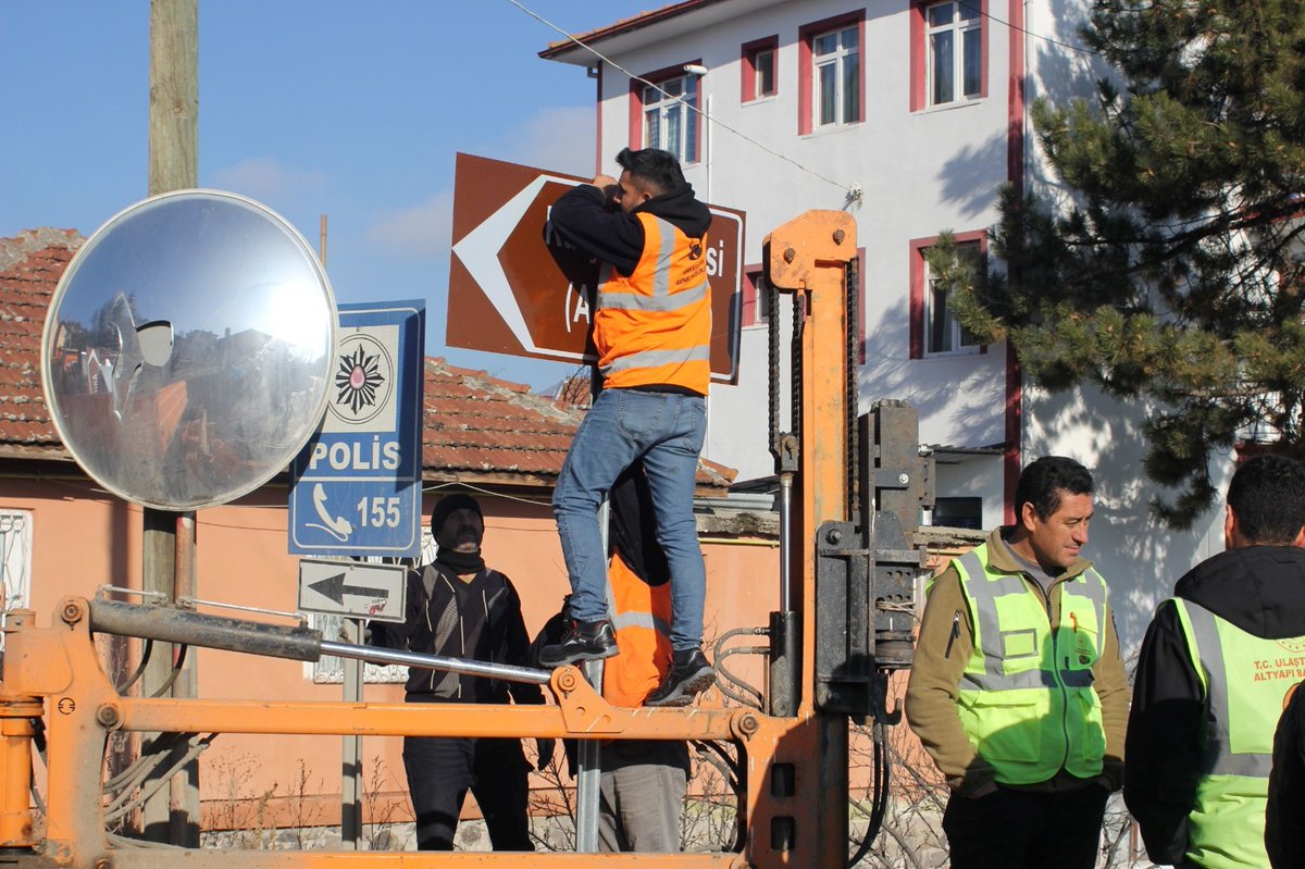 KURŞUNLU TARİH ARAŞTIRMALARI DERNEĞİ

Yönetim kurulu başkanlığını yürüttüğüm Kurşunlu Tarih Araştırmaları Derneği (kursunlu.org.tr) kuruluşunun üzerinden henüz üç yıl kadar geçmesine rağmen mütevazı ama çok kıymetli işler başardı. 

♥️ 12 ayrı komisyonda farklı konularda