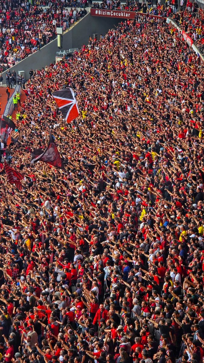 And olsun seni yanlız bırakmayacağız EsEs'im ! #DeplasmanHaktırEngellenemez
#SampiyonlukYolundaDeplasmanaDokunma