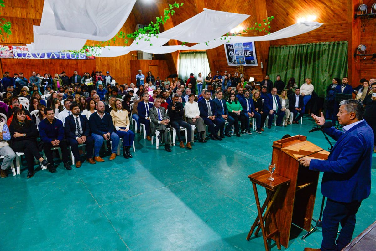 Rolo_Figueroa's tweet photo. TENEMOS QUE DEFENDER LA NEUQUINIDAD TODOS LOS DÍAS

Celebramos un nuevo aniversario junto a toda la comunidad de Caviahue - Copahue, con importantes anuncios y obras pensadas para mejorar la calidad de vida de nuestros vecinos.

Queremos que nuestra gente esté bien. Por eso, pronto inauguraremos la escuela secundaria, hemos comenzado la reconstrucción de la escuela primaria, y daremos inicio a la pavimentación del camino hacia Copahue.

Además, estamos impulsando un concurso nacional e internacional para desarrollar, en el Salto del Agrio, un proyecto que esté a la altura del extraordinario regalo que la naturaleza nos ha dado.