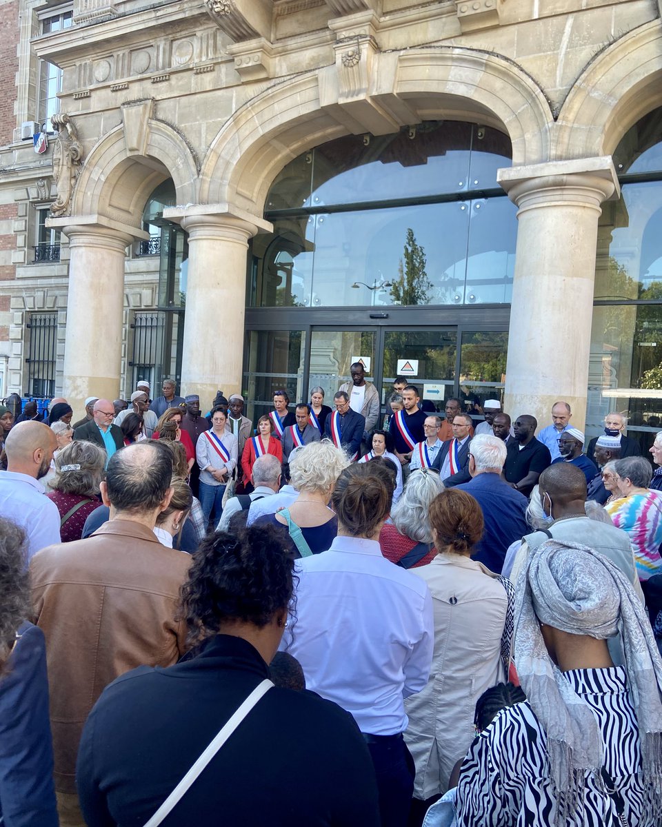 Rassemblés ce soir devant la mairie du 19e pour rendre hommage et observer une minute de silence en mémoire d’Aboubakar Cissé, assassiné dans une mosquée vendredi dernier. Avec l’équipe municipale, mobilisée contre la brutalisation du débat public qui nourrit toutes les haines.