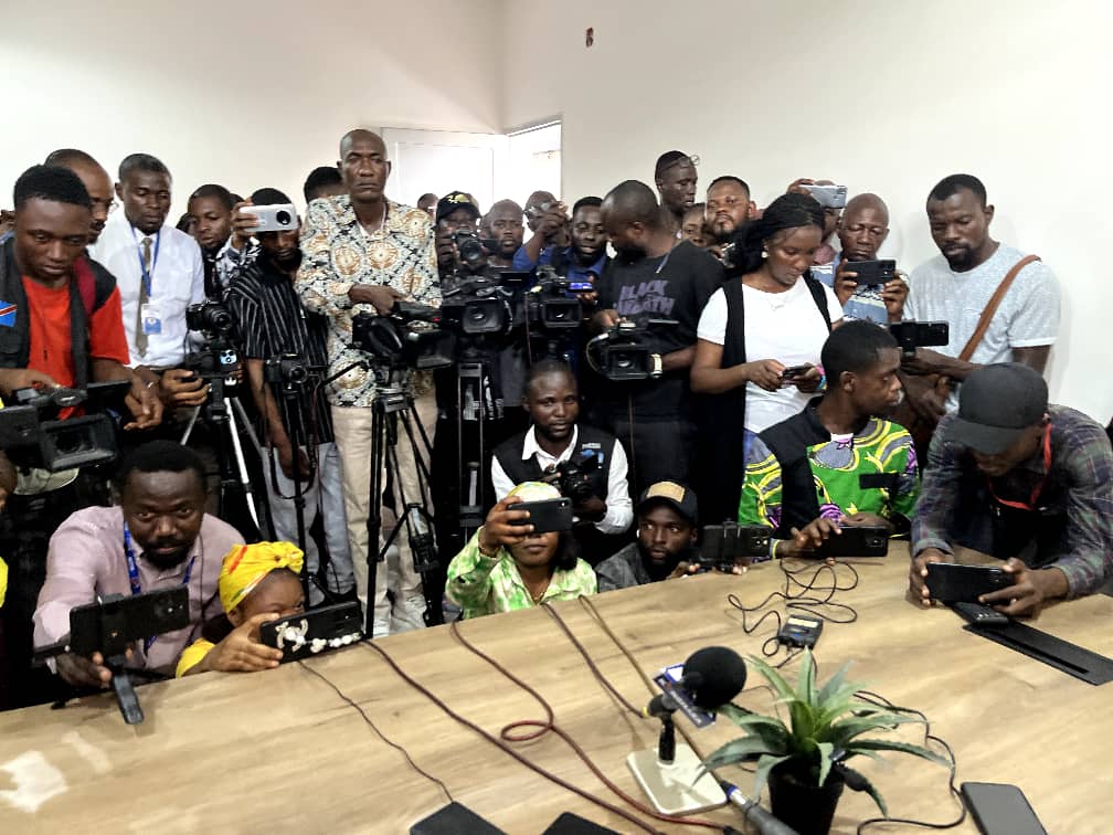 Jérémie Ngunga Léman (@jeremyngunga1) on Twitter photo Soutien et loyauté renouvelés, <a href="/RabbiNkulambe1/">Rabbi Nkulambe</a> fait bloc derrière le Chef de l'État Tshisekedi et rejette la main tendue de l'AFC-M23 : «On m’a proposé de rejoindre l’AFC/M23.J’ai dit NON», révèle-t-il l'intégralité ⤵️
facebook.com/10008030015112… Soutien et loyauté renouvelés, <a href="/RabbiNkulambe1/">Rabbi Nkulambe</a> fait bloc derrière le Chef de l'État Tshisekedi et rejette la main tendue de l'AFC-M23 : «On m’a proposé de rejoindre l’AFC/M23.J’ai dit NON», révèle-t-il l'intégralité ⤵️
facebook.com/10008030015112…