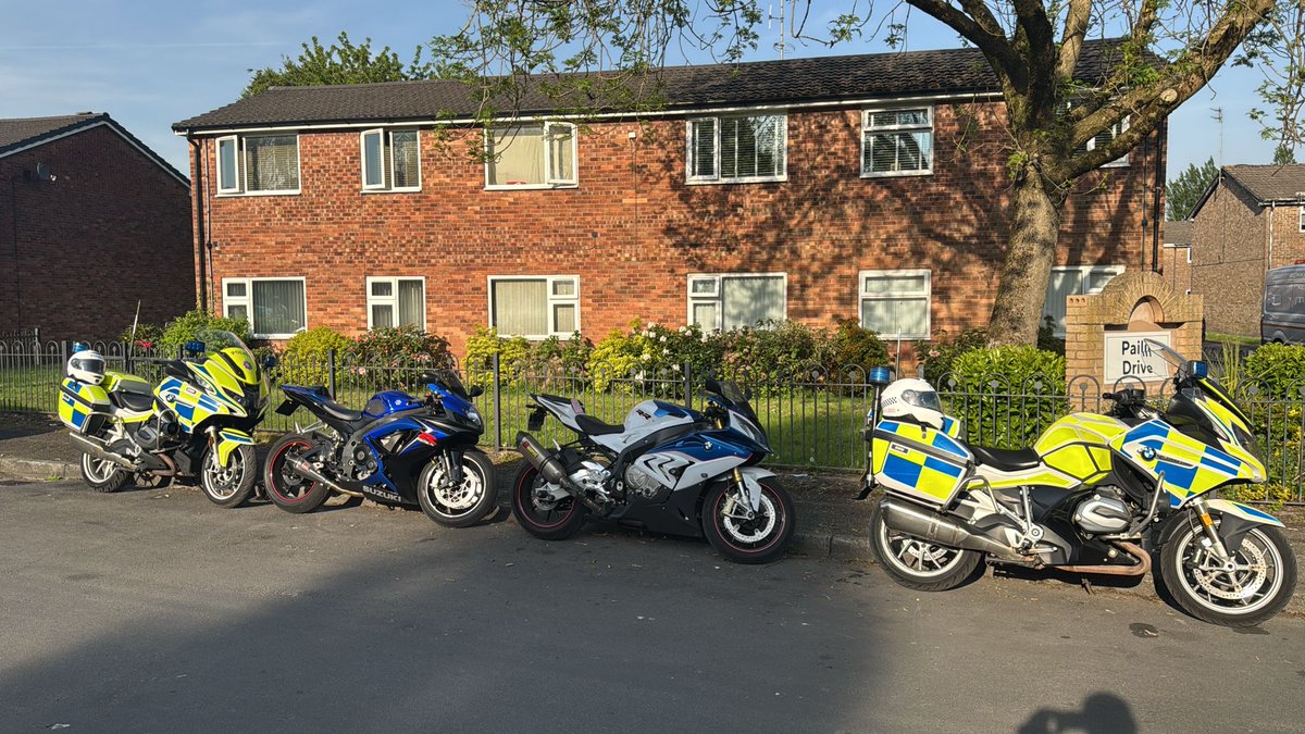 These two stopped by the #GMPMotorcycleUnit in Droylsden.

Thankfully no pursuit, but neither rider had a licence or insurance.  And the tracksuits and trainers wouldn’t have given them much protection.

Vehicles seized and riders reported 

#fatal4 #165