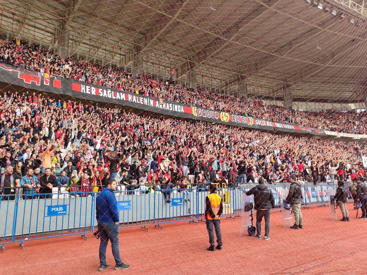 3 gün önce 33 bin 247 taraftarıyla BAL'da rekor kırıp, hafta sonu bu topraklarda 5 farklı lig içinde oynanan 'en kalabalık maç' unvanını alan Eskişehirspor taraftarı, şampiyonluk maçında takımının yanında olmak istiyor.
#ŞampiyonlukYolundaDeplasmanaDokunma