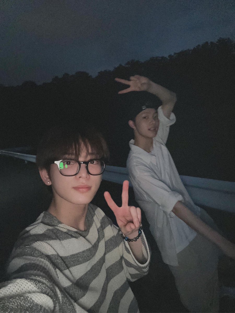 같이 올린 멘트도 ㅈㅉ 감동인점
1년전 하루아 말 인용해서 앞으로의 1년도 새로운 경치 많이 보자고 한 거 진짜 미친거지
실제로 둘이 경치 보러 많이 다녓고 아